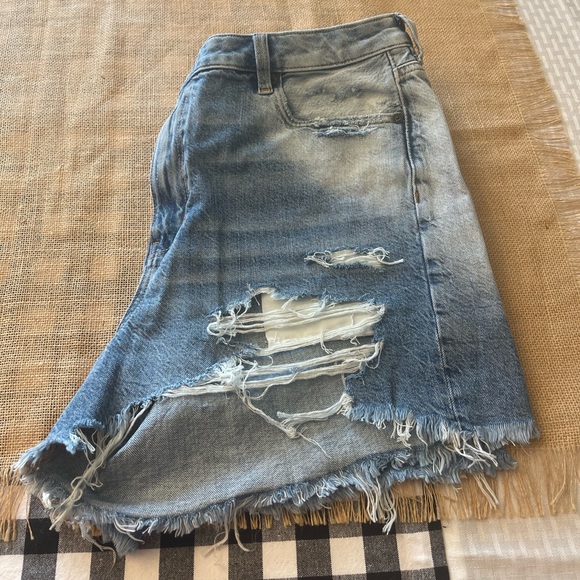 American Eagle destructed boyfriend jean shorts Size 16 - Picture 3 of 3